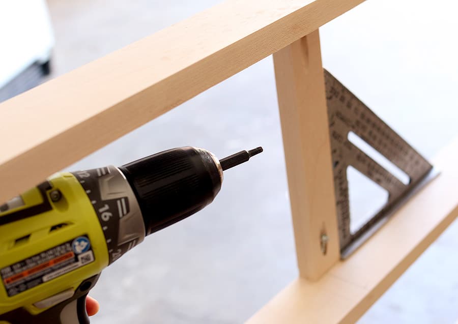 How to build a DIY dresser - free plans and tutorial #tutorial #dresser #furniture #diy