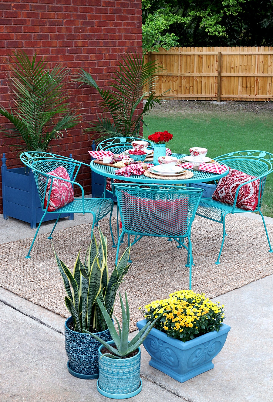 How To Paint Patio Furniture with Chalk Paint®