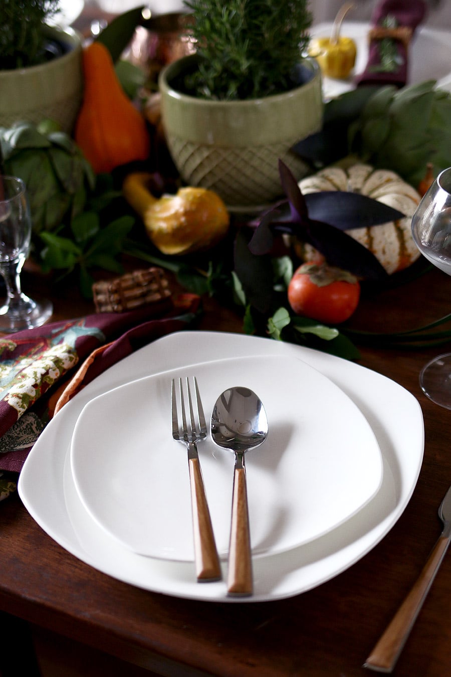 Rustic elegant Thanksgiving table setting via Jen Woodhouse