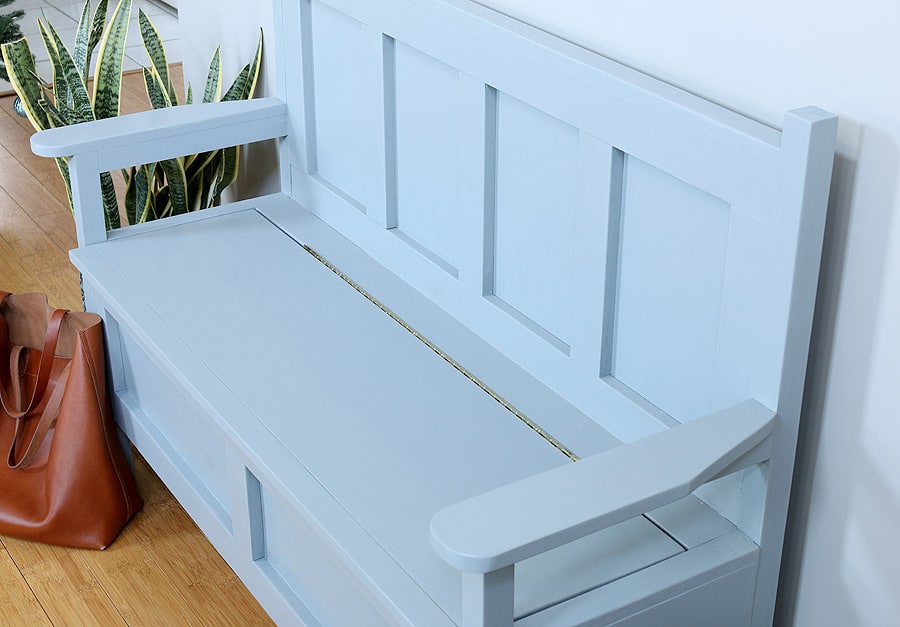 How to build a DIY storage bench. Free building plans by Jen Woodhouse