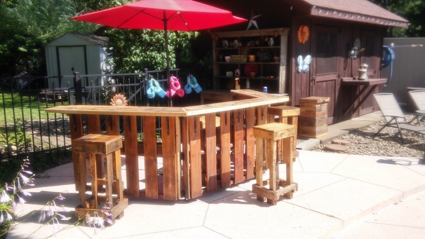 How to build an outdoor bar out of pallets