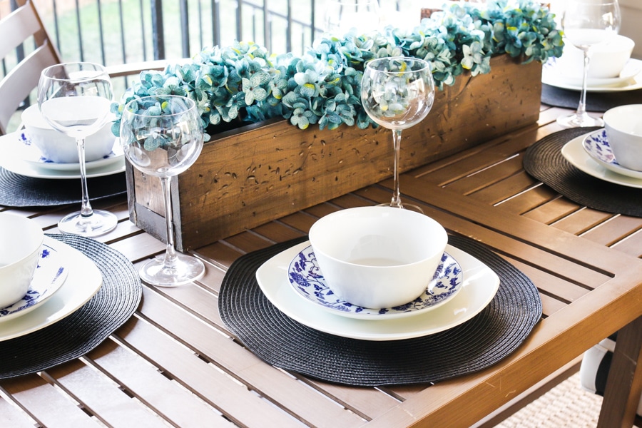 How to set a patio dining table