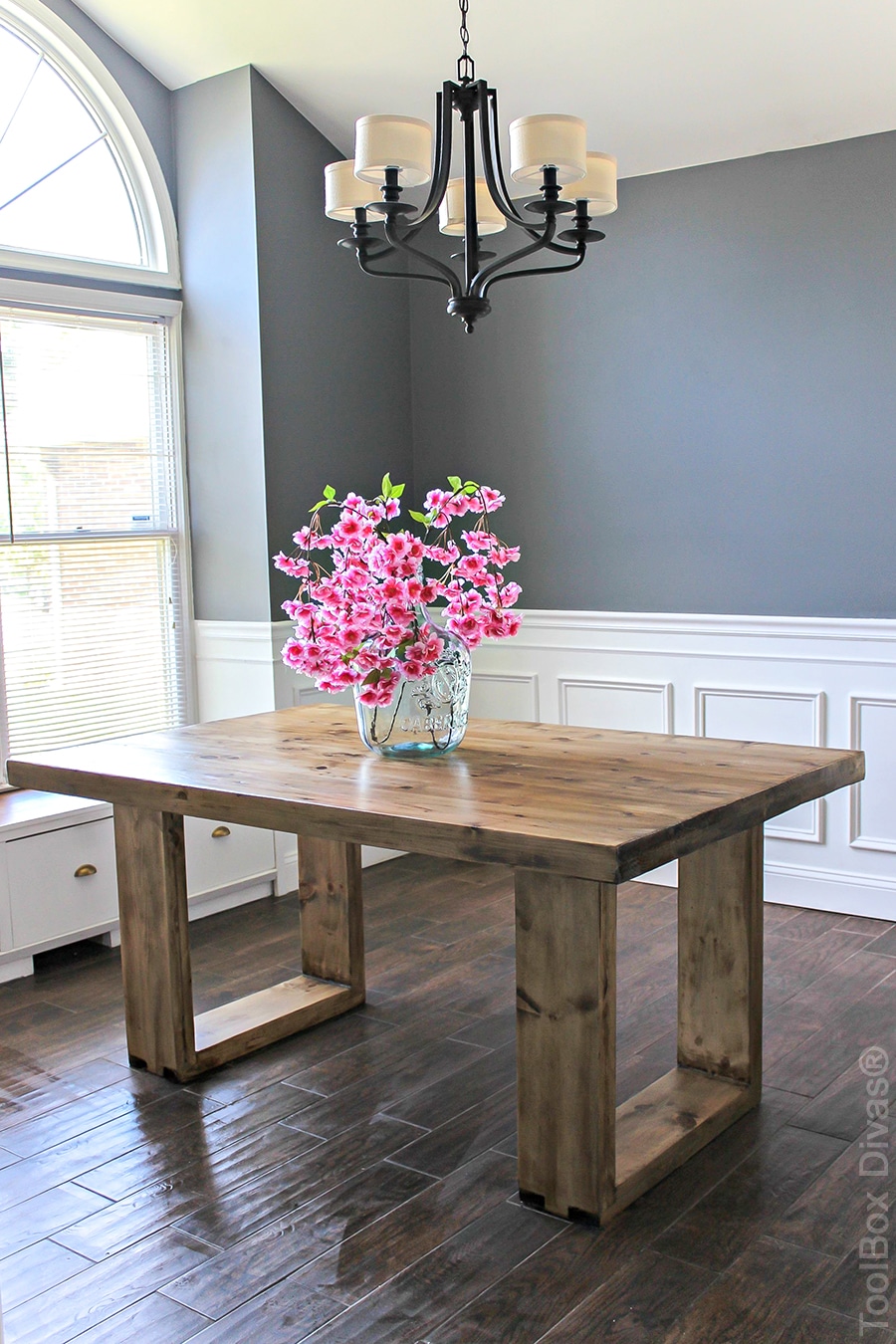 How to build a DIY husky modern dining table. Free plans by Jen Woodhouse.