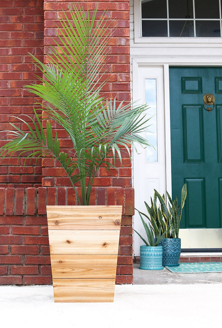 How to build a modern, tapered cedar planter with free plans and tutorial