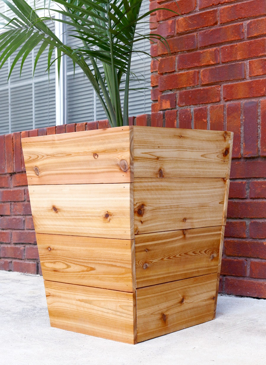 How to build a modern, tapered cedar planter - free plans and tutorial