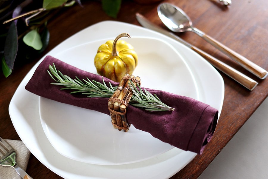 Holiday table setting via Jen Woodhouse