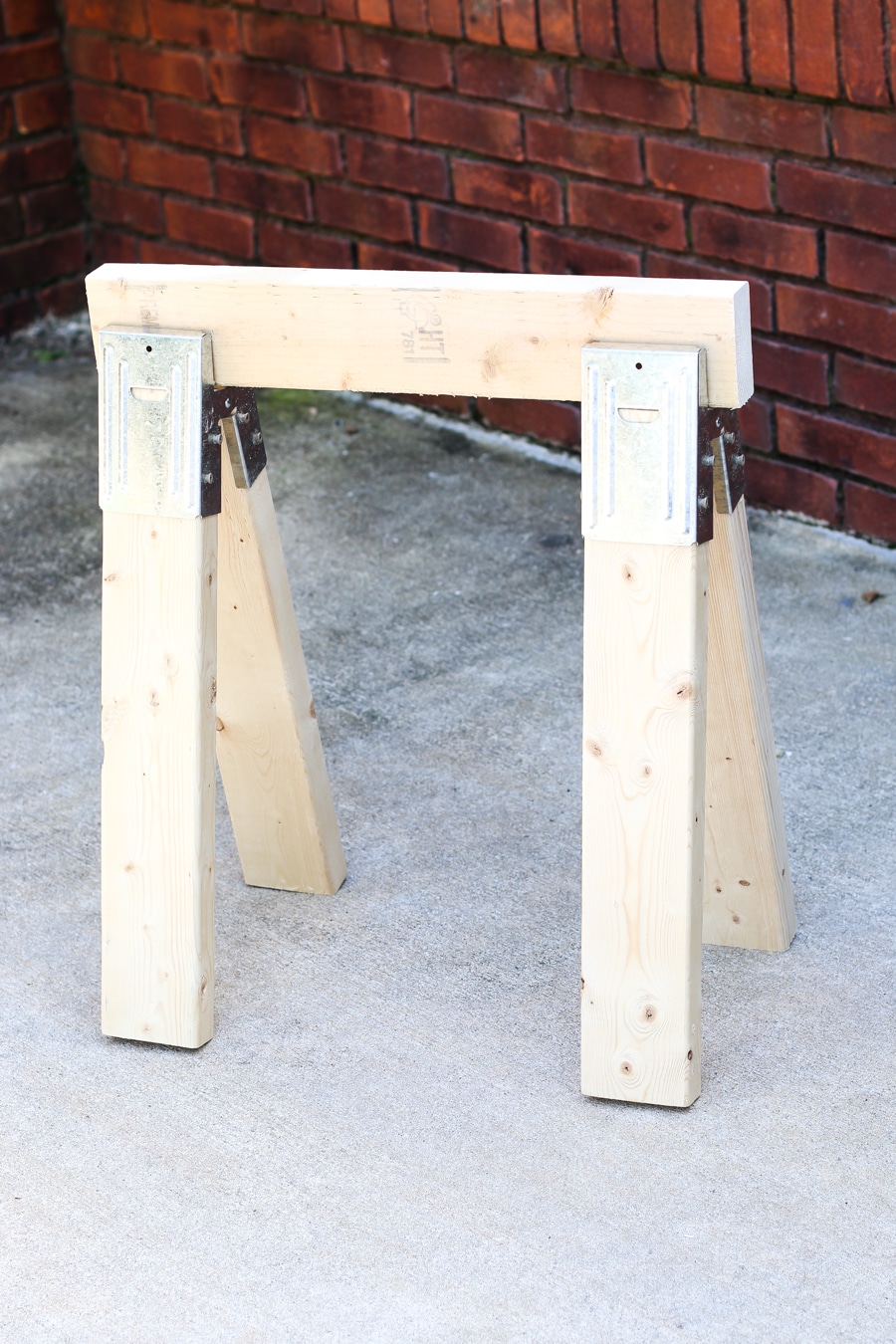 Building a deals sawhorse with 2x4's