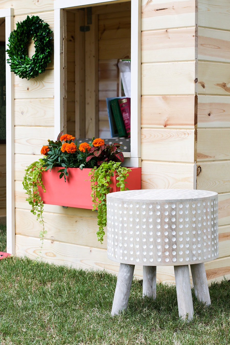 How to build an indoor playhouse - free building plans! This is so stinking adorable!