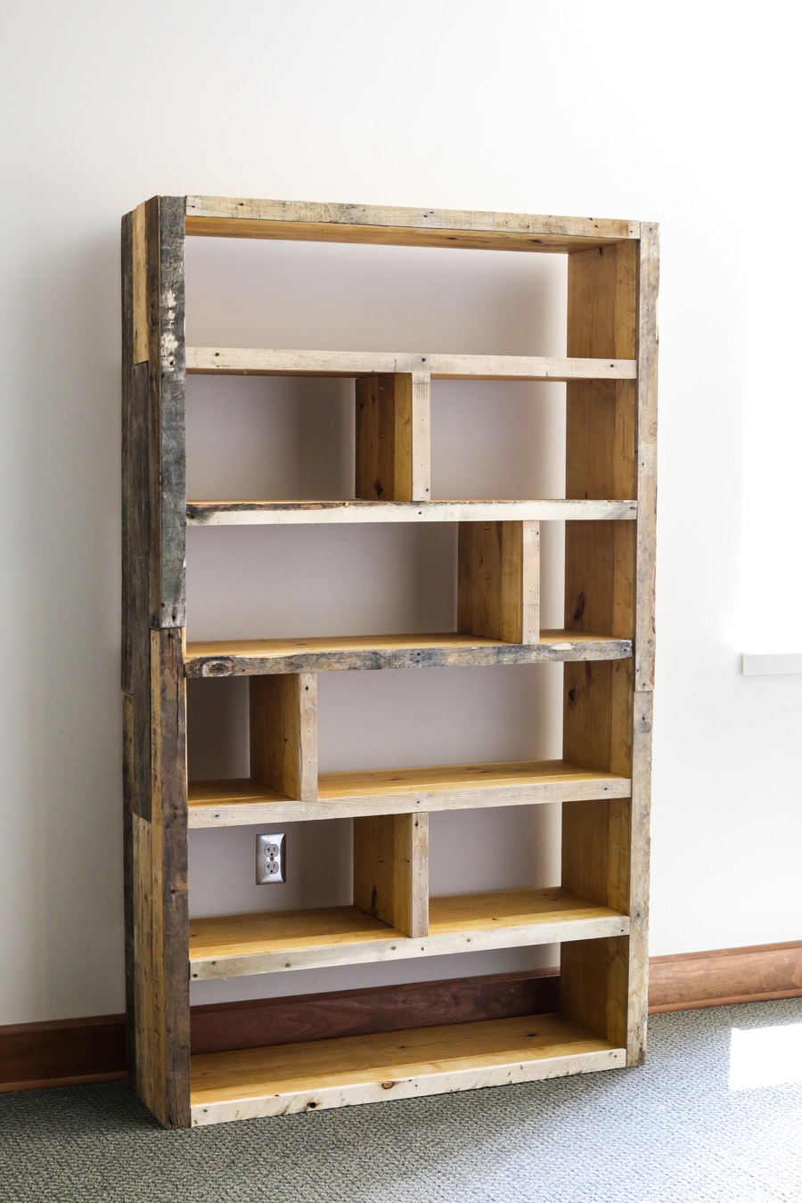 diy rustic pallet bookshelf