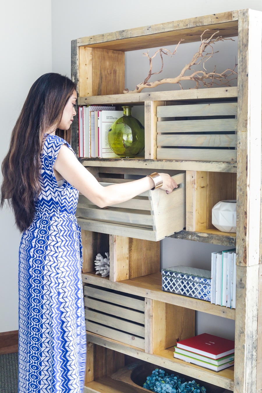 How to build a DIY rustic bookshelf with reclaimed pallets and crates