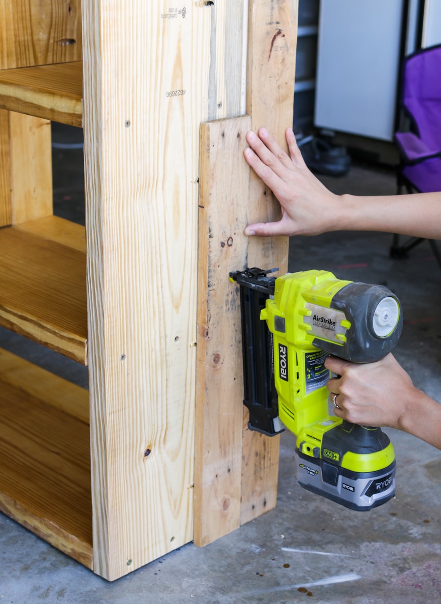 How to build a DIY pallet bookshelf