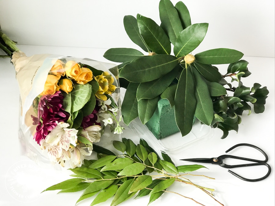 How to make a $4 centerpiece with grocery store flowers