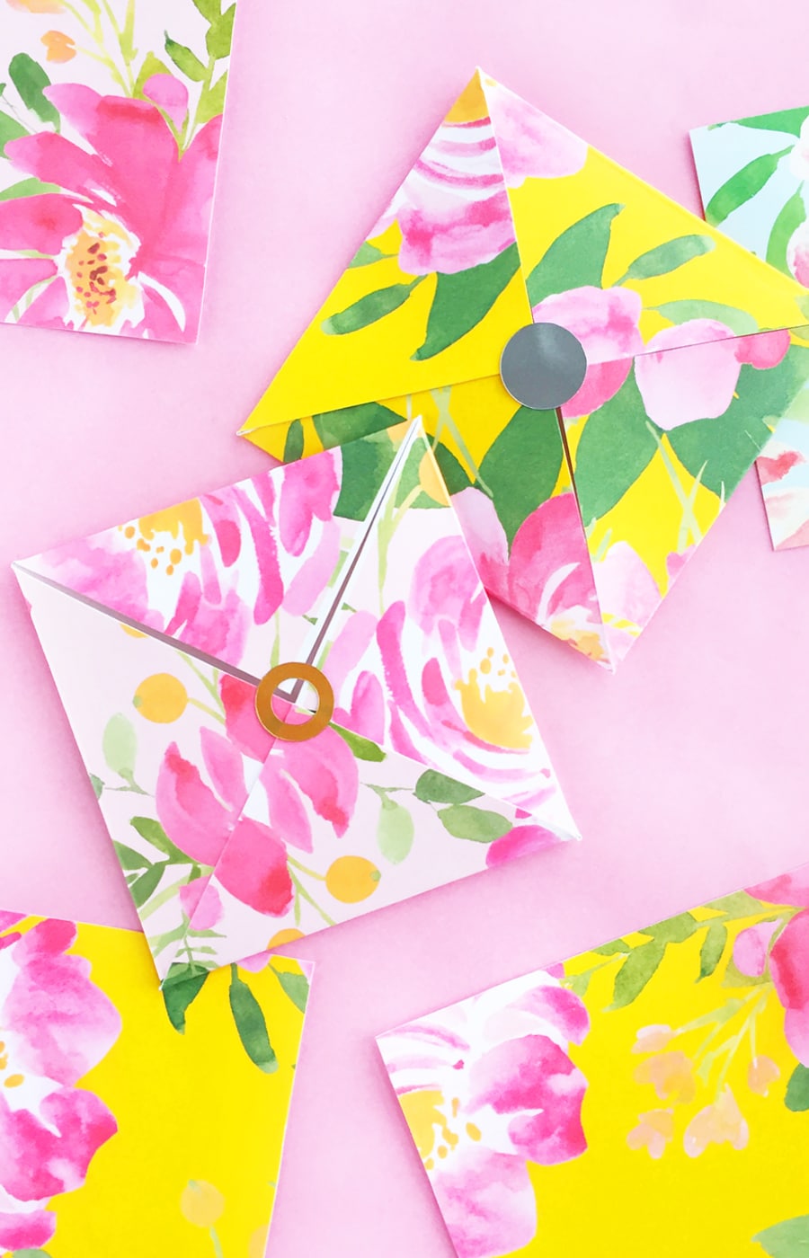 DIY Floral Patterned Envelope And Tag Set - Design and make your own pretty floral stationery with this free template. Click through for the tutorial!