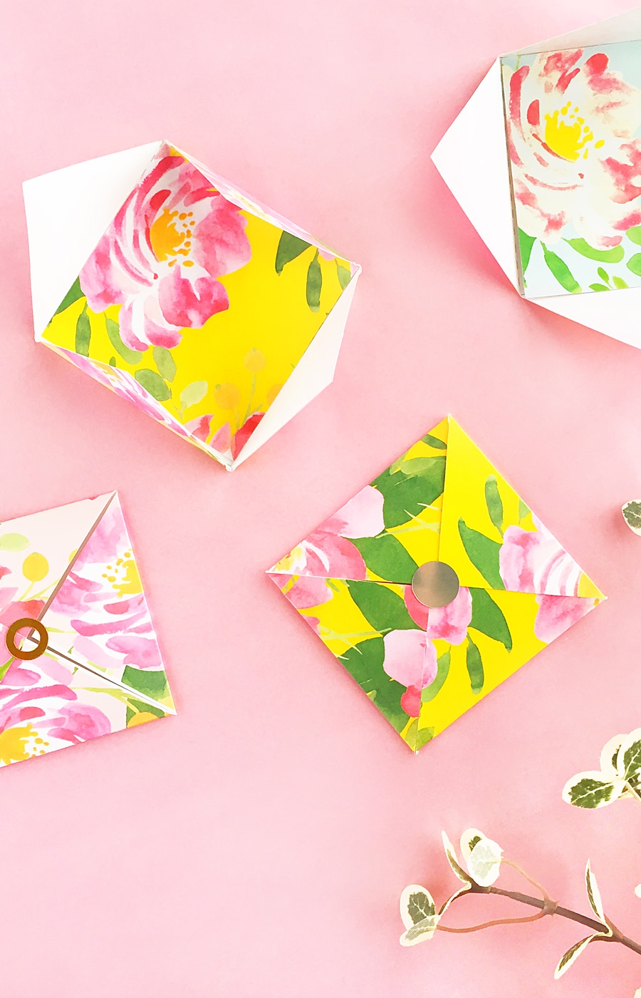 DIY Floral Patterned Envelope And Tag Set - Design and make your own pretty floral stationery with this free template. Click through for the tutorial!