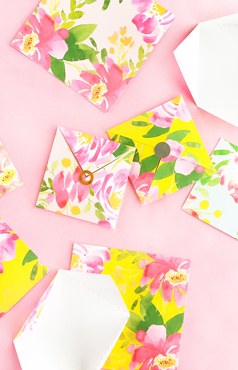 DIY Floral Patterned Envelope And Tag Set - Design and make your own pretty floral stationery with this free template. Click through for the tutorial!