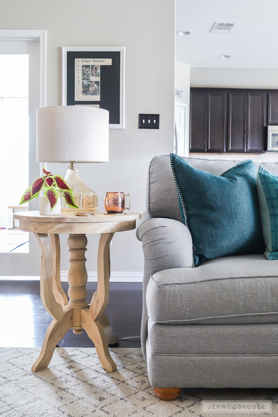 How to add small seasonal touches to your living room to decorate for Fall