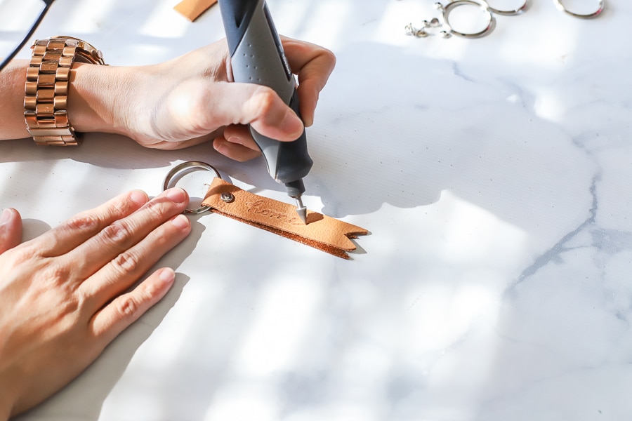 How to personalize leather keychain