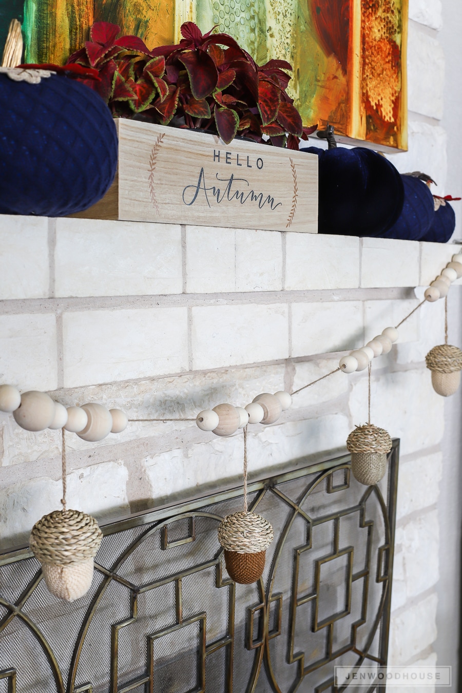 How to make a DIY acorn garland - perfect for Fall decorating!