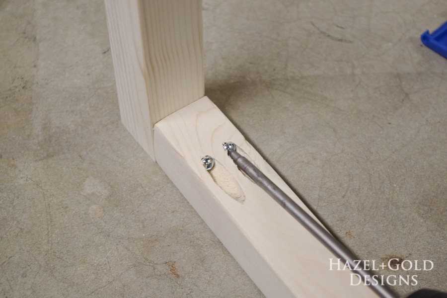 DIY Freestanding Towel Rack- Assemble using pocket holes