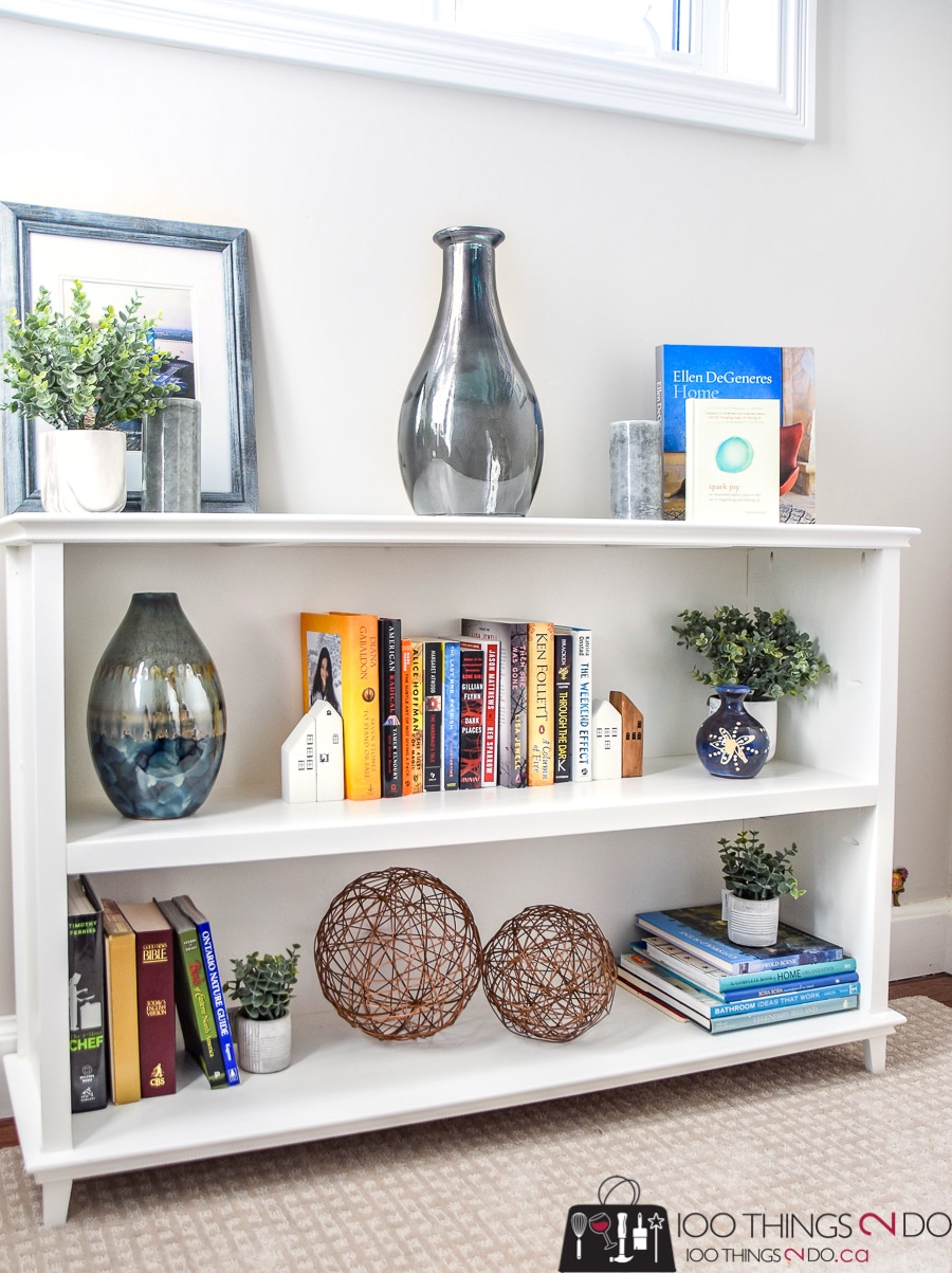 Low horizontal outlet bookcase