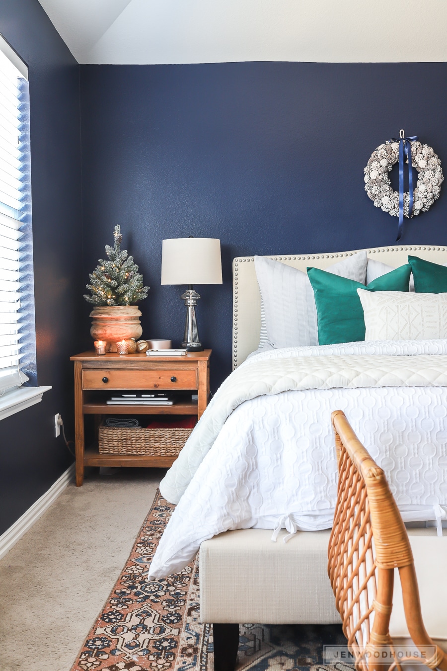 How to decorate your bedroom for Christmas