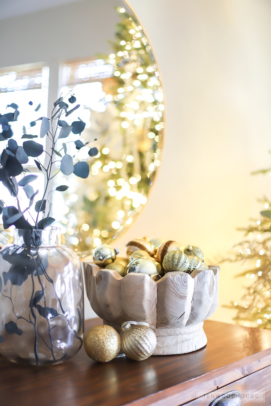 How to decorate for Christmas in the dining room