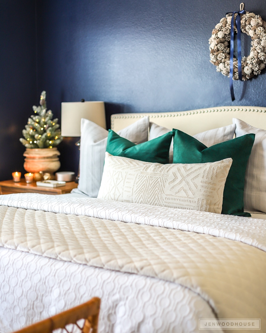 How to decorate bedroom for Christmas