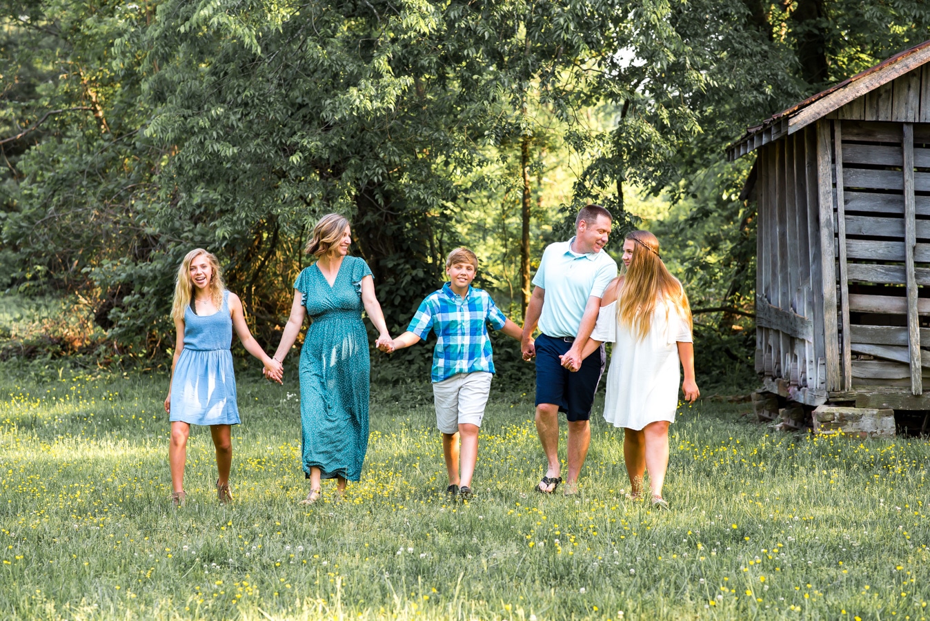  Learn more on what to wear for family pictures. 
