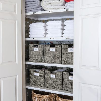 How to organize a linen closet - check out this linen closet makeover!