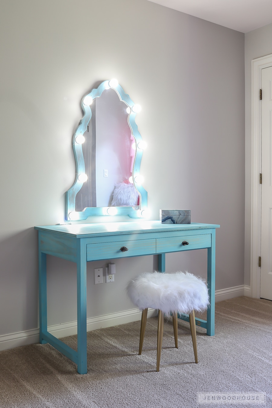 girls dressing table with lights