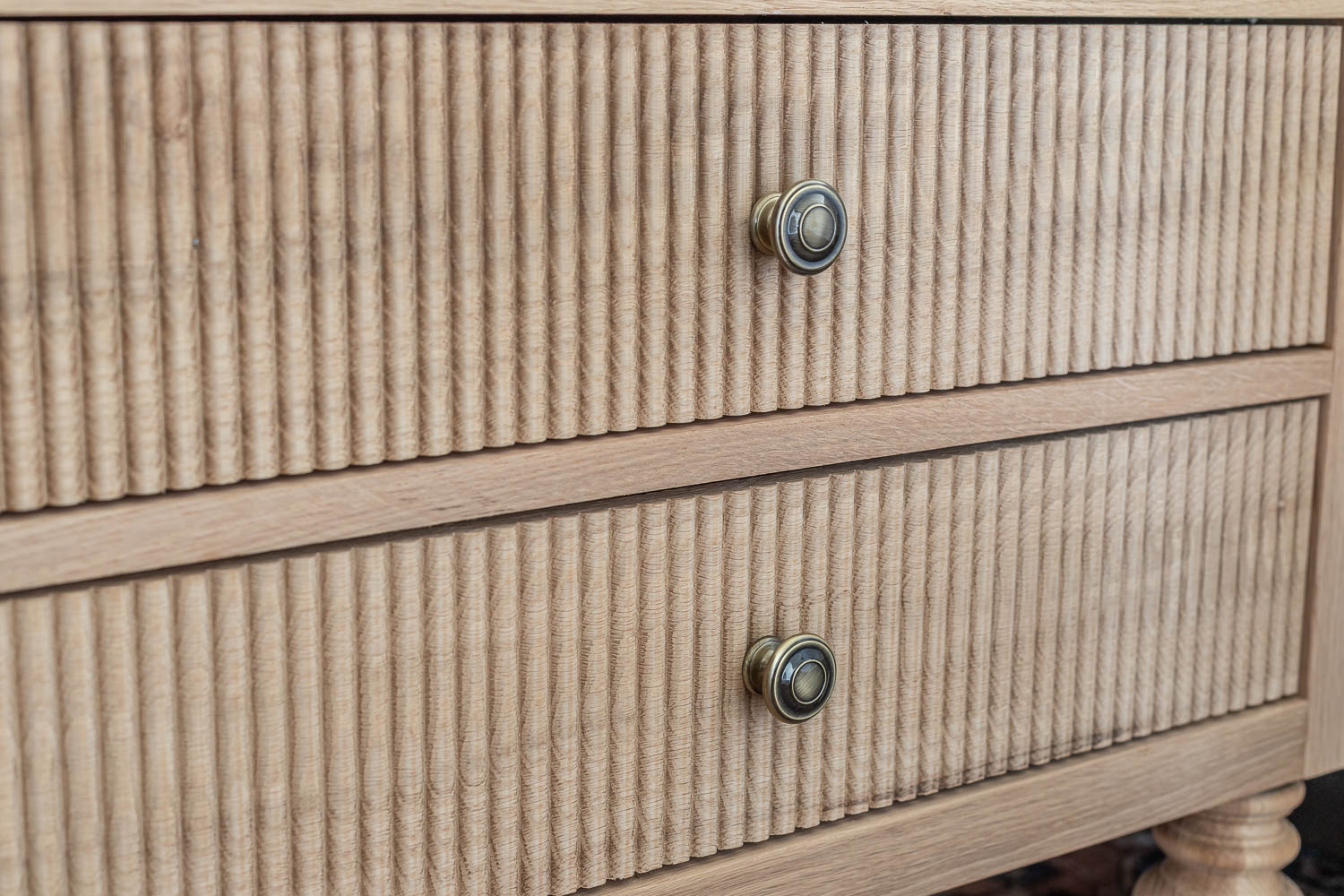 Beautiful bead profile on drawer fronts - Gustavian nightstands