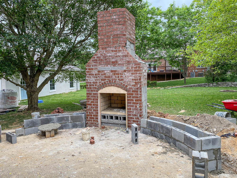 Outdoor Fireplace With Bench Seating W, What Kind Of Brick To Use For Outdoor Fireplaces