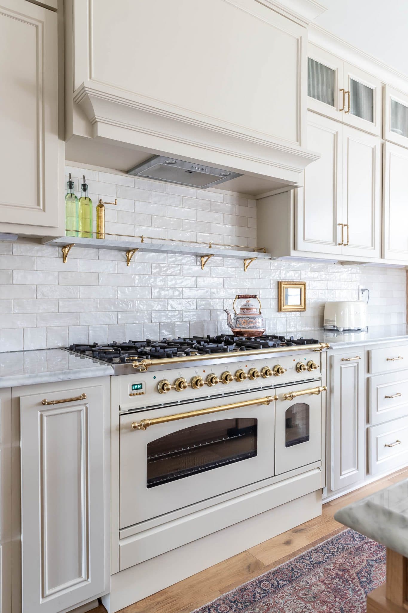 How to style a white and gold range cooker in my kitchen - Blog