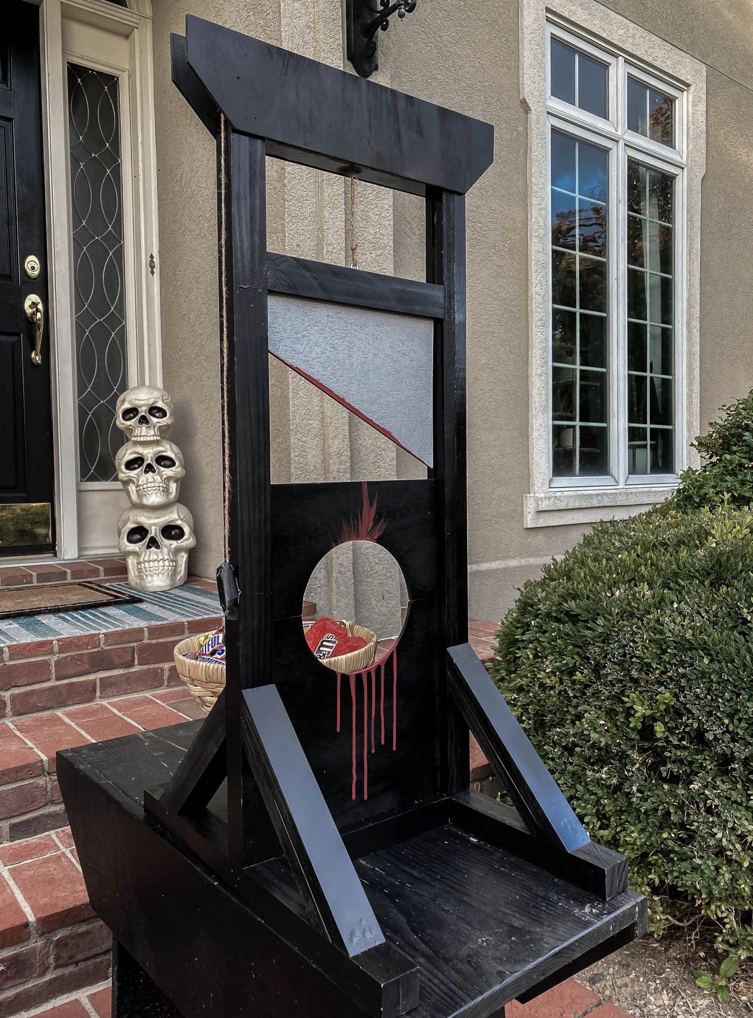 https://jenwoodhouse.com/wp-content/uploads/2022/09/DIY-Guillotine-Halloween-Candy-Bowl-scaled.jpg
