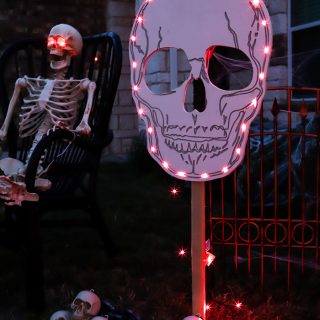 How to make a Halloween spooky skull sign