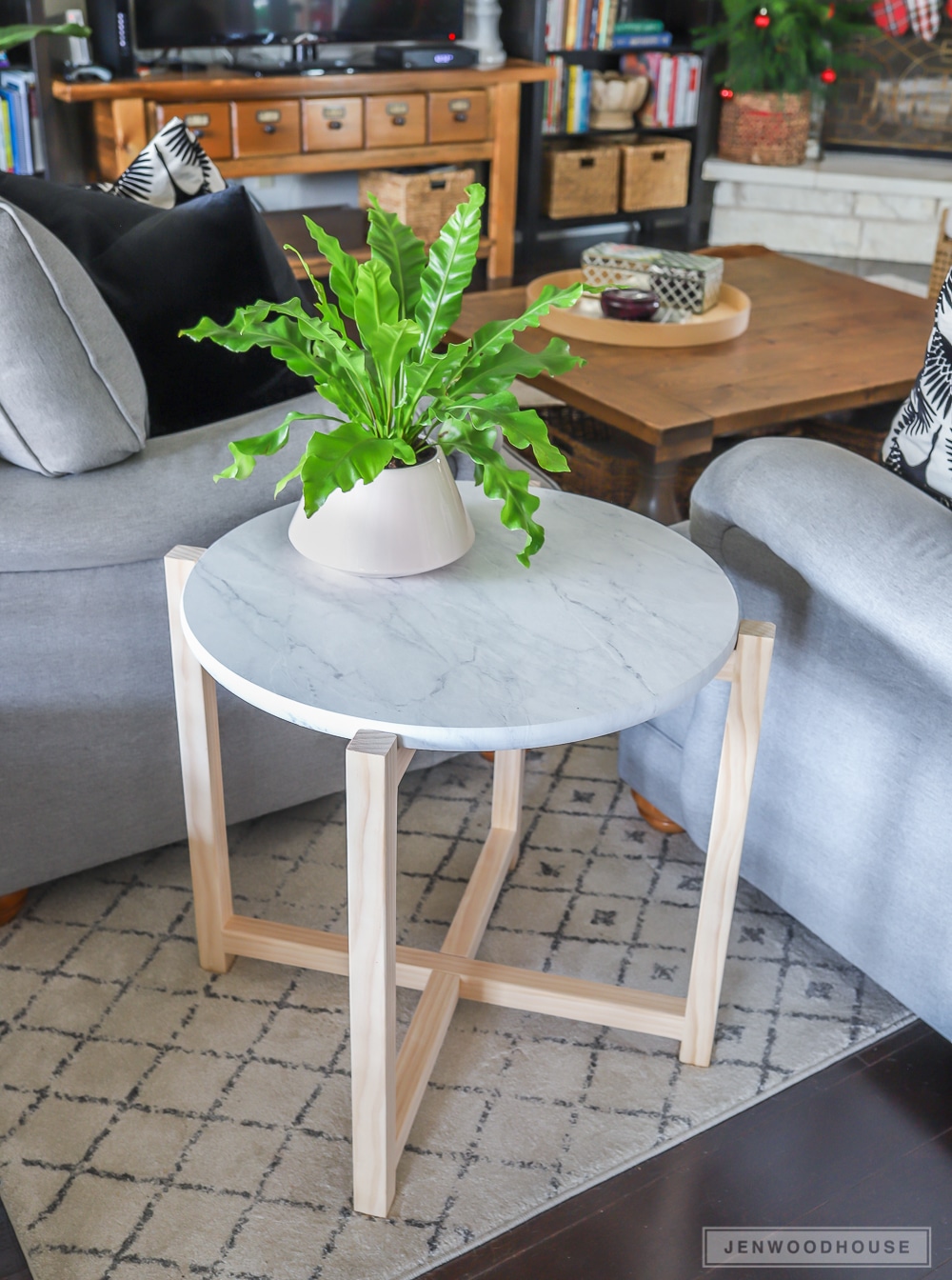 How to make a DIY round marble accent table