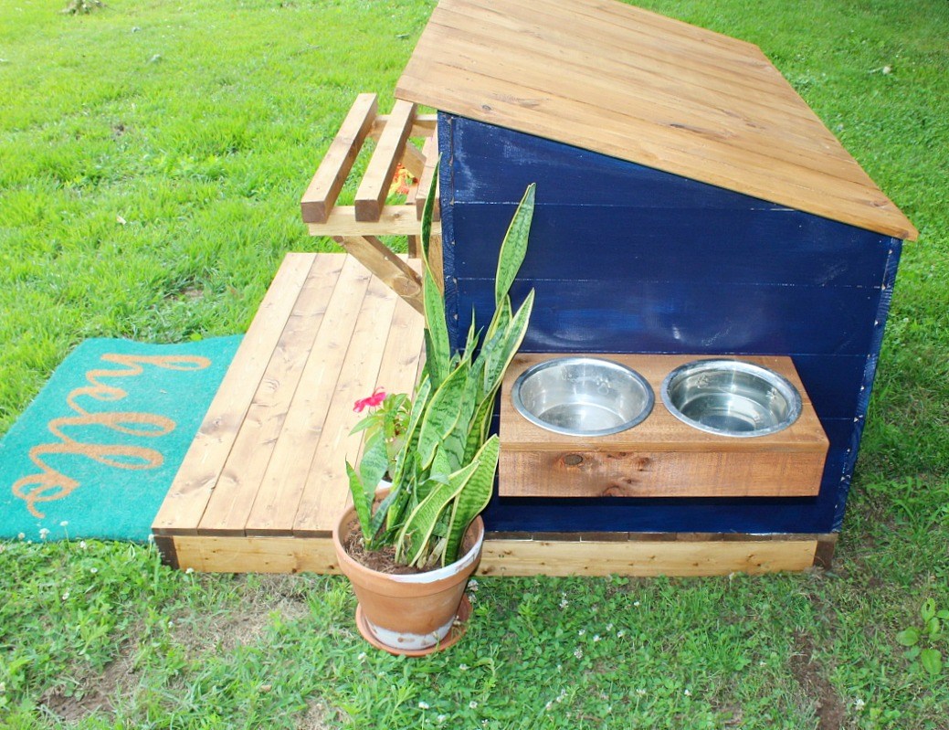 Casa para perro de madera - vista lateral 
