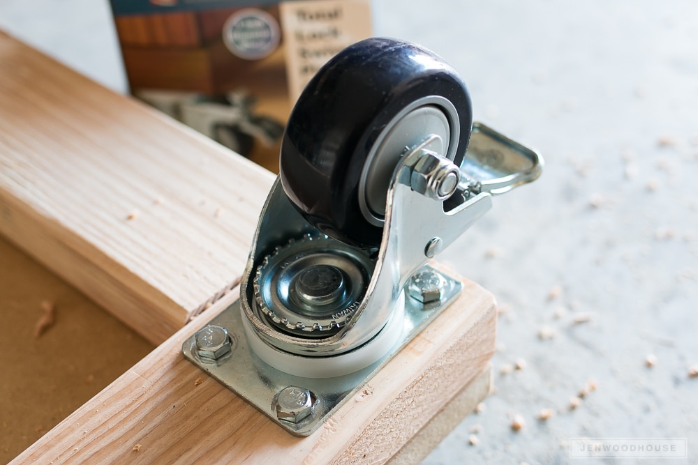 Build a DIY mobile workbench with casters